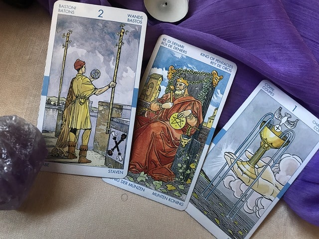 Kuva tarot-korteista, jotka on asetettu pöydälle.